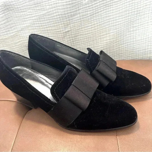 Stuart Weitzman Bow Loafers With Heel Black Velvet Size 8 EUC - Picture 7 of 12